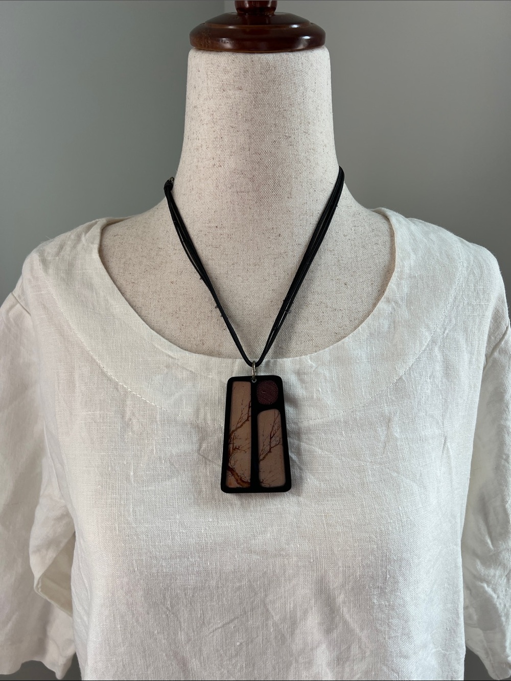 Caracol | Black Pendant 9” Necklace with Beige Marble Inlay